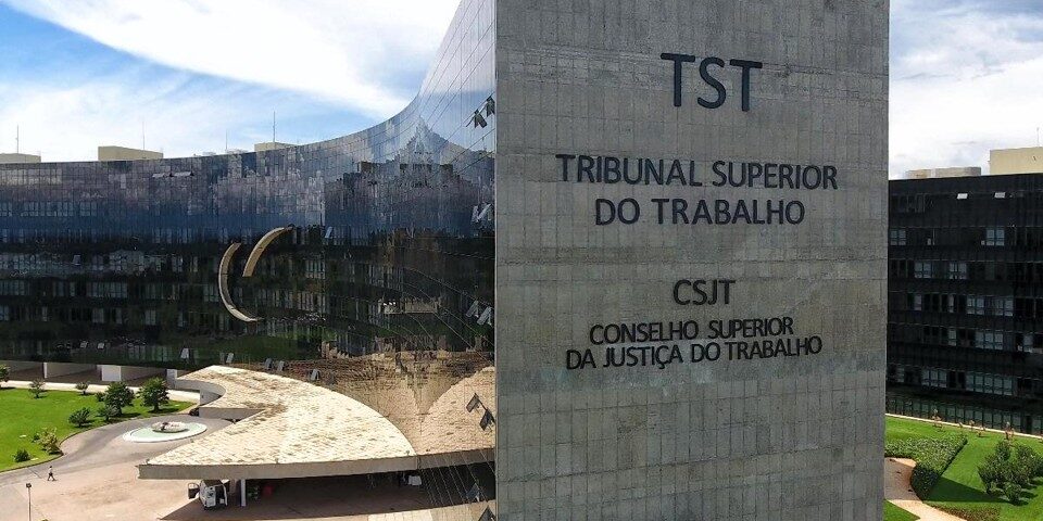 Entenda como funciona o sistema judiciário trabalhista no Brasil, desde a petição inicial até a fase de execução, e saiba quais os papéis de cada ator envolvido.